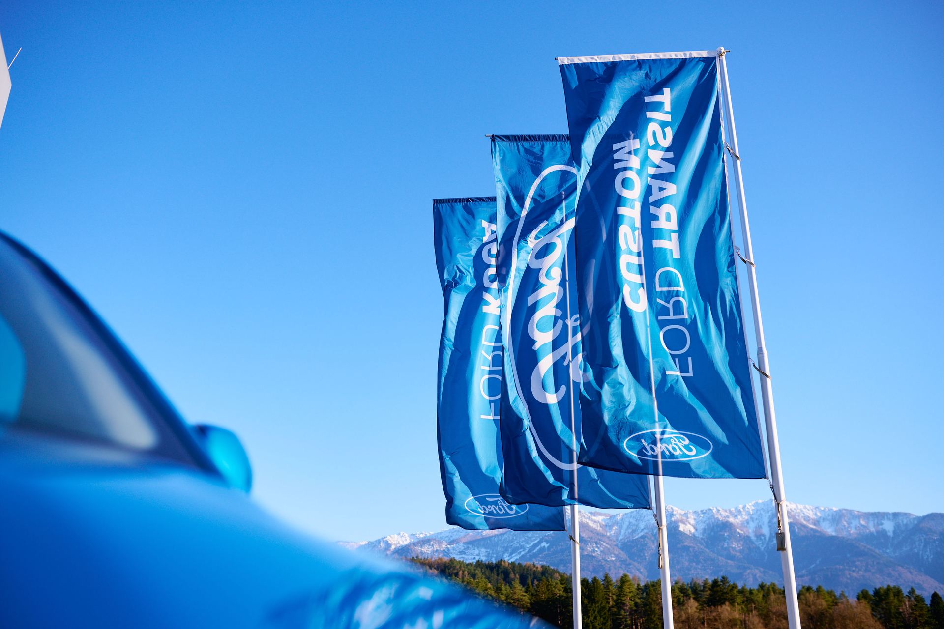 Ford-Fahnen vor dem Kärntner Bergpanorama