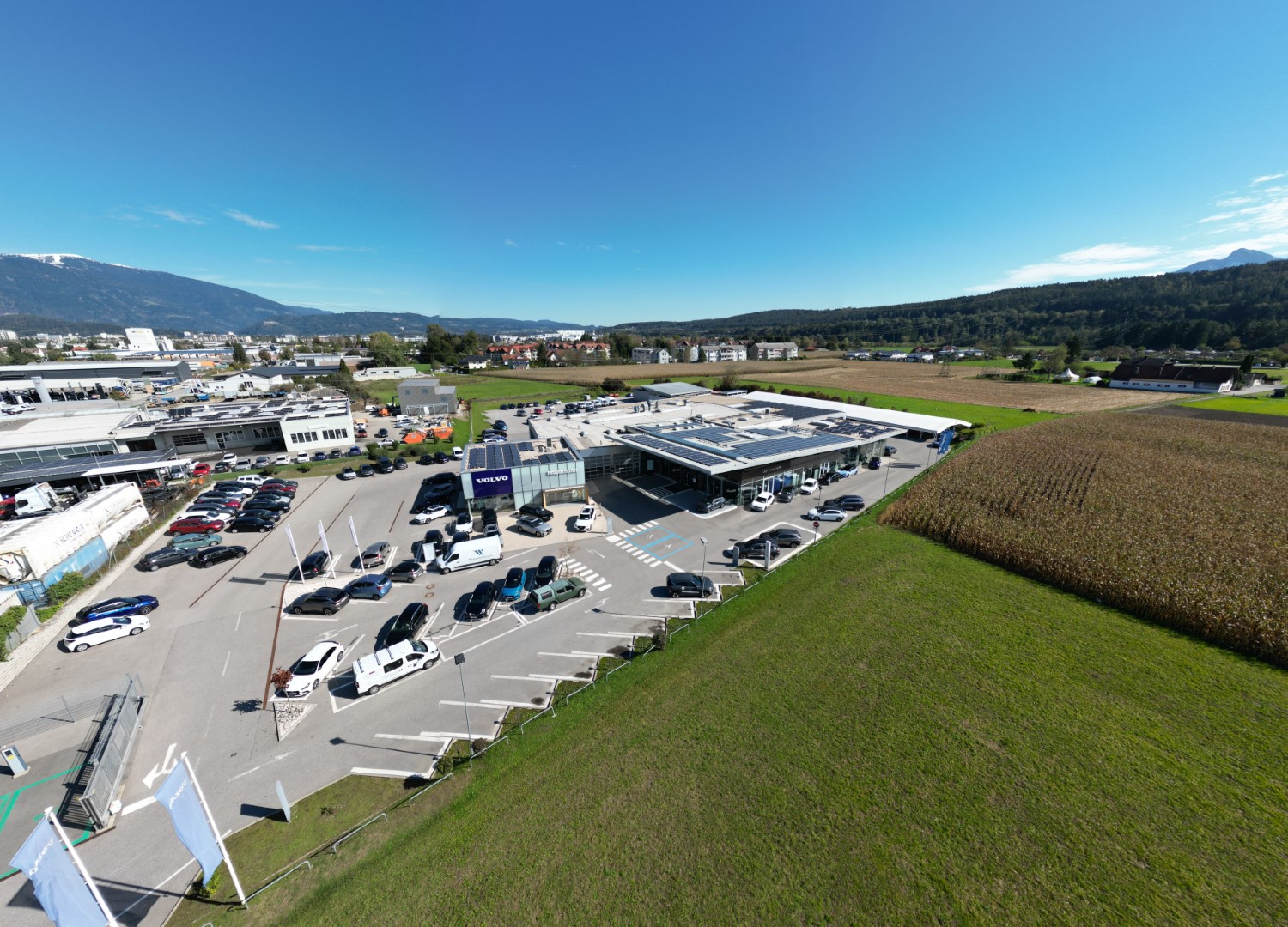 Motor Mayerhofer Multibrand-Zentrum in Villach vor Kärntner Bergkulisse